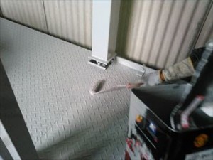 千葉市 工場改修工事 階段中塗り ローラー1