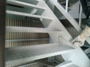 千葉市 工場改修工事 階段中塗り ローラー2