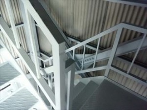 千葉市　工場改修工事　階段　錆止め塗装