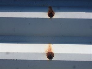 野田市　外壁塗装調査　金属折半屋根　ボルト錆び