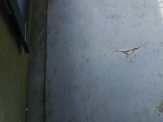 バルコニーの床の傷