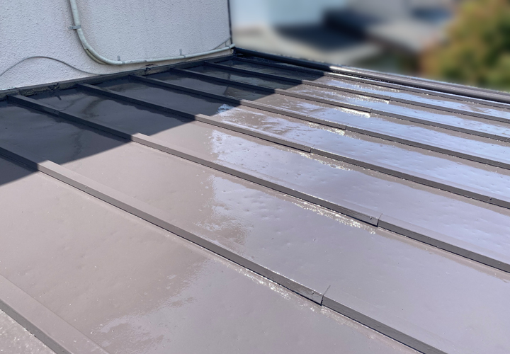 市原市にて遮熱塗料サーモアイSiを使用し金属屋根の塗装工事を実施！