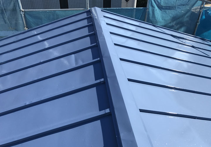 サーモアイSiのクールベネチアブルーで塗装した瓦棒屋根
