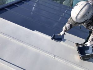 柏市豊町で遮熱塗料サーモアイSiのクールベネチアブルーを使用した屋根塗装で瓦棒の錆びを解消！