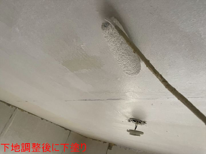 天井の下塗り作業