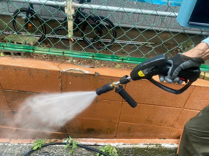 ブロック塀の高圧洗浄作業