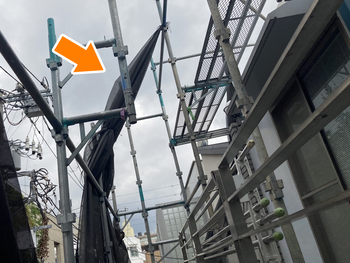足場の台風養生として巻きつけたメッシュシート
