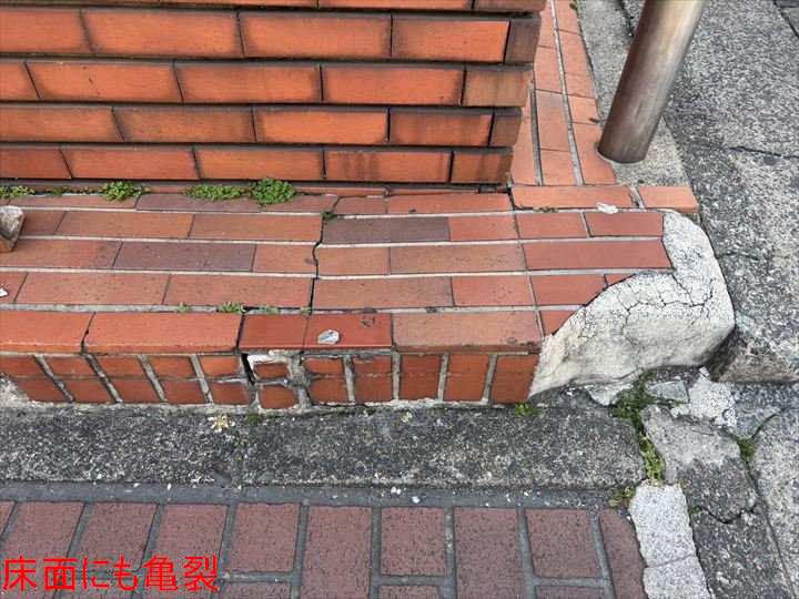 床面タイルのひび割れ