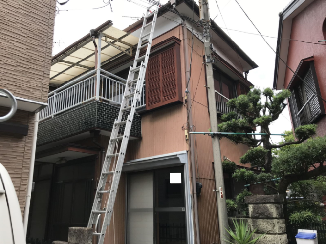 屋根は高所で危険ですので、ご自身で上らないようにしましょう！