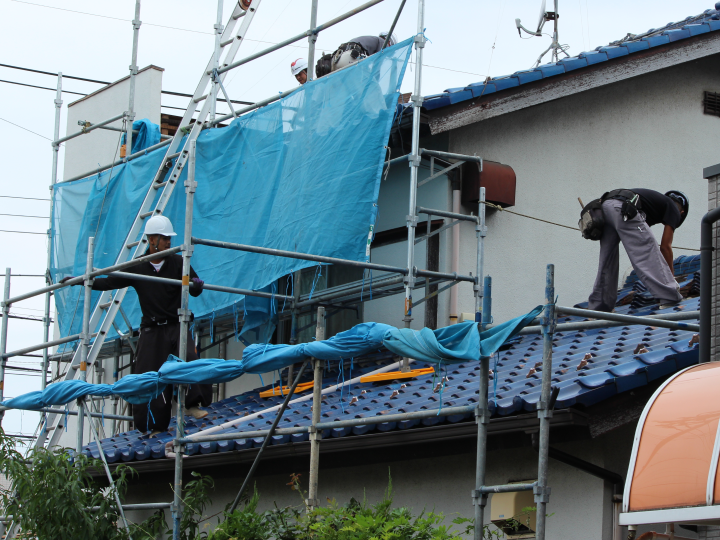 瓦屋根工事の足場仮設の様子