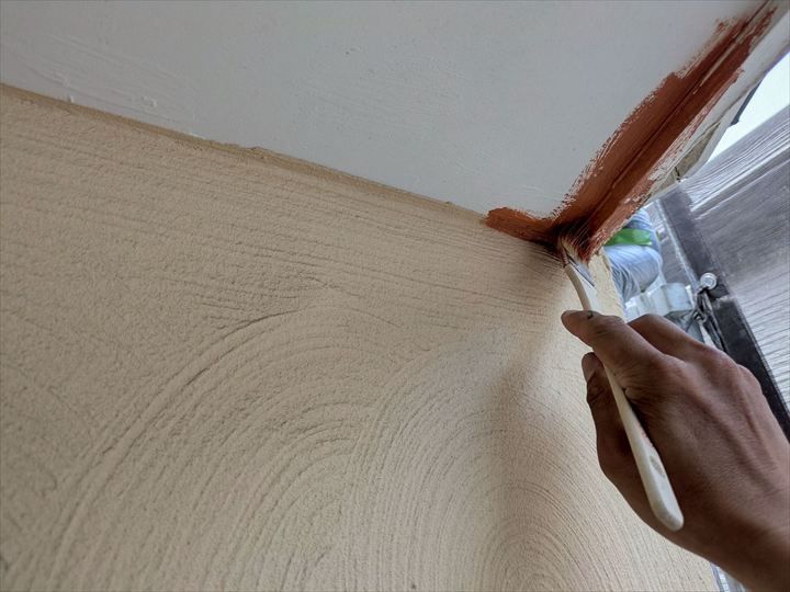 軒先の刷毛塗り作業
