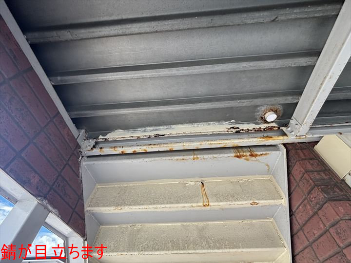 階段上部の錆び