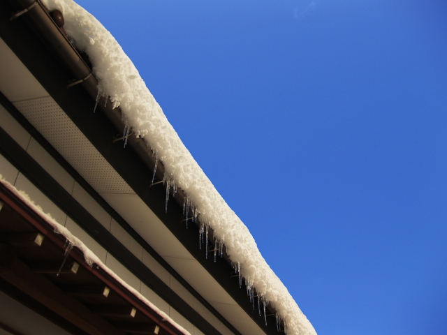 雪の影響雨樋に負担