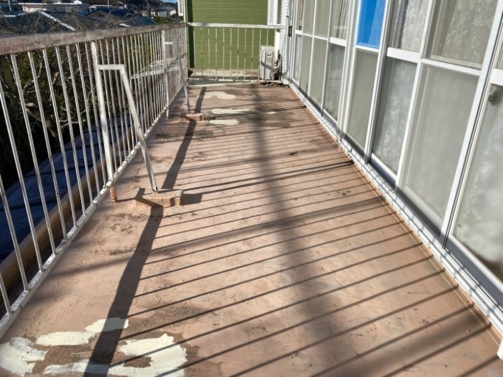 既存防水層の清掃と下地調整