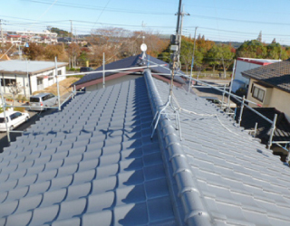 紫外線・雨風・温度変化等で劣化した塗膜を塗り替えた瓦屋根